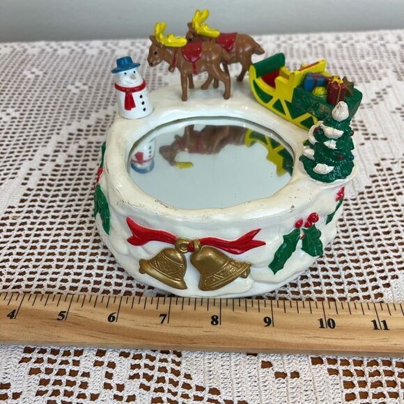 Vintage winterâscene Christmas decor || Skating ring Christmas decoration - Picture 9 of 10